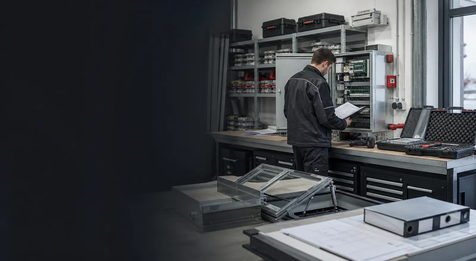Techniker prueft RWA-Steuerung in einer Werkstatt