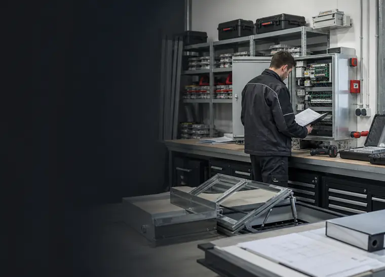 Dachoberlicht und technische Bauteile im Serviceumfeld